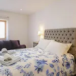 Summer Breeze Apartment, In The Historic Centre Of Lagos